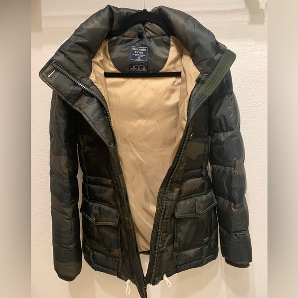 Abercrombie and Fitch green camouflage puff jacket - Picture 4 of 5